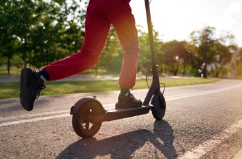 En Suisse, la police se mobilise contre les infractions en trottinette électrique
