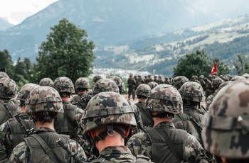 Les Franco-Suisses ne pourront peut-être plus éviter le service militaire obligatoire en Suisse