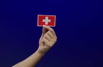 Une commission parlementaire suisse bloque le projet de réduire de moitié la durée de résidence pour obtenir la citoyenneté