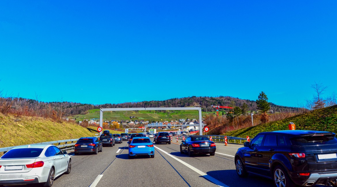 La Suisse prévoit une taxe pour les voitures en transit, "il faut soulager les automobilistes suisses des bouchons interminables sur nos autoroutes"