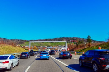 La Suisse prévoit une taxe pour les voitures en transit, "il faut soulager les automobilistes suisses des bouchons interminables sur nos autoroutes"