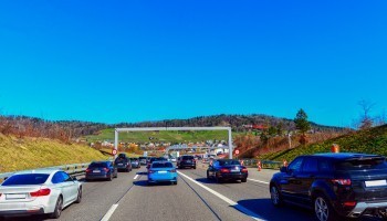 La Suisse prévoit une taxe pour les voitures en transit, "il faut soulager les automobilistes suisses des bouchons interminables sur nos autoroutes"