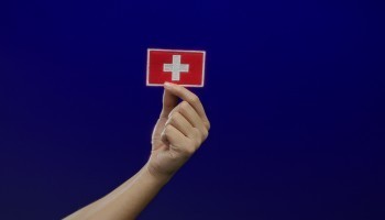 Une commission parlementaire suisse bloque le projet de réduire de moitié la durée de résidence pour obtenir la citoyenneté